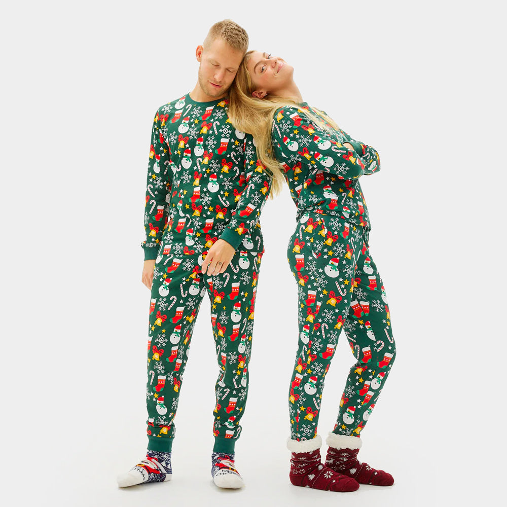 Pijama Navideña para Mujer y Hombre Verde con Motivos Navideños