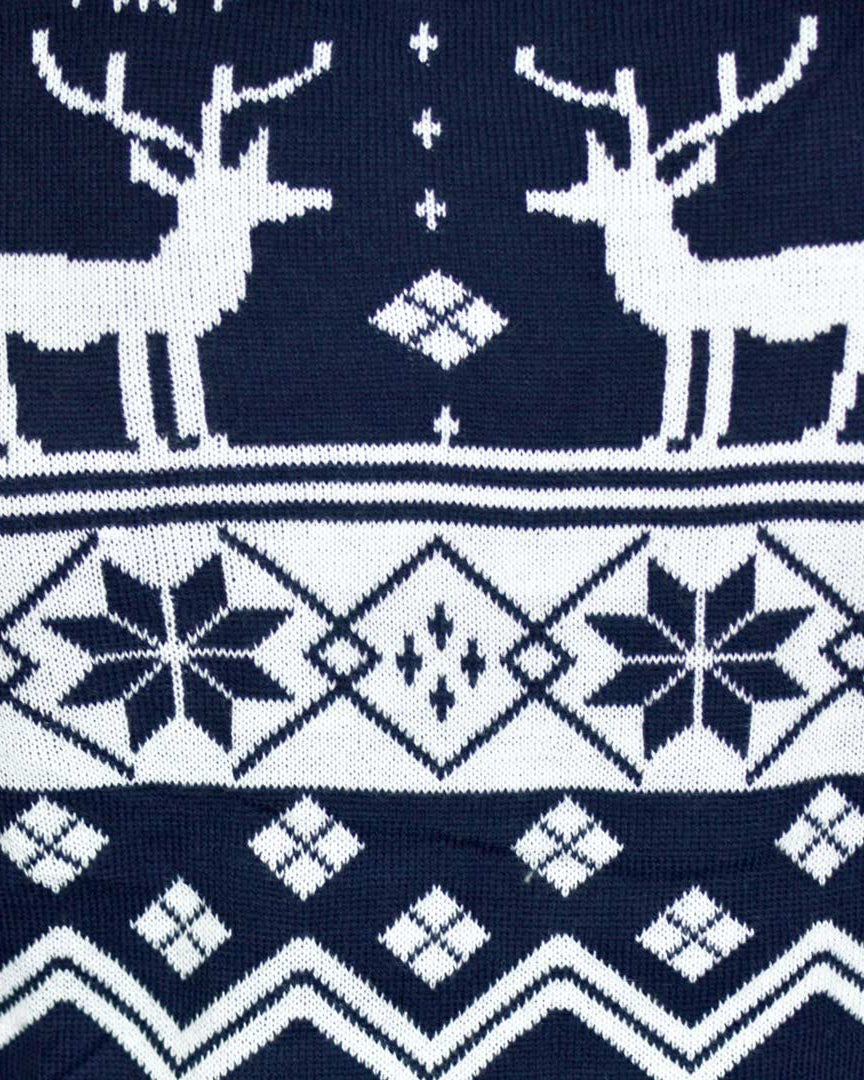 Suéter Navideño para Mujer con Renos y Estrellas Azul Nordic Detalle