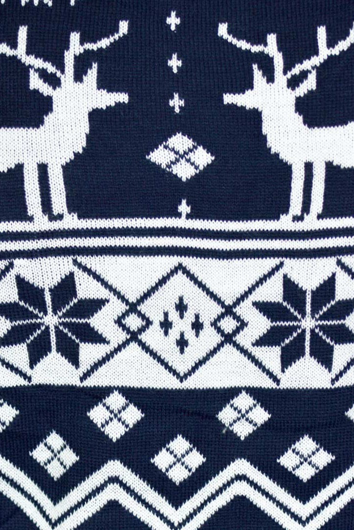 Suéter Navideño Parejas con Renos y Estrellas Azul Nordic Detalle