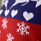 Suéter de Navidad para Familia Renos y Corazones Azul y Rojo Detalle